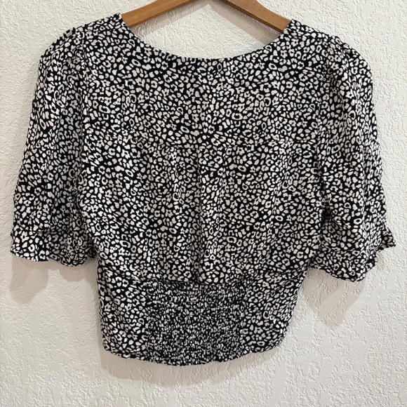 ⚡️5/$25 bundle sale⚡️ Urban Romantics Black White Animal Print Puff Sleeve crop - Picture 5 of 5